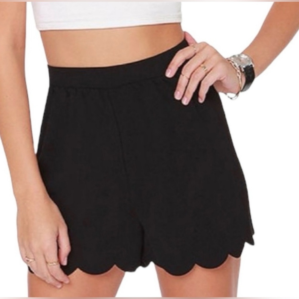Monteau Los Angeles High Waist Scallop Hem Shorts Lightweight Summer Beach
